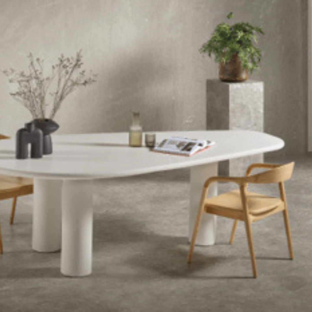 Elegante ovale eettafel met houten stoelen in een minimalistisch interieur, perfect voor een stijlvolle eetkamer.