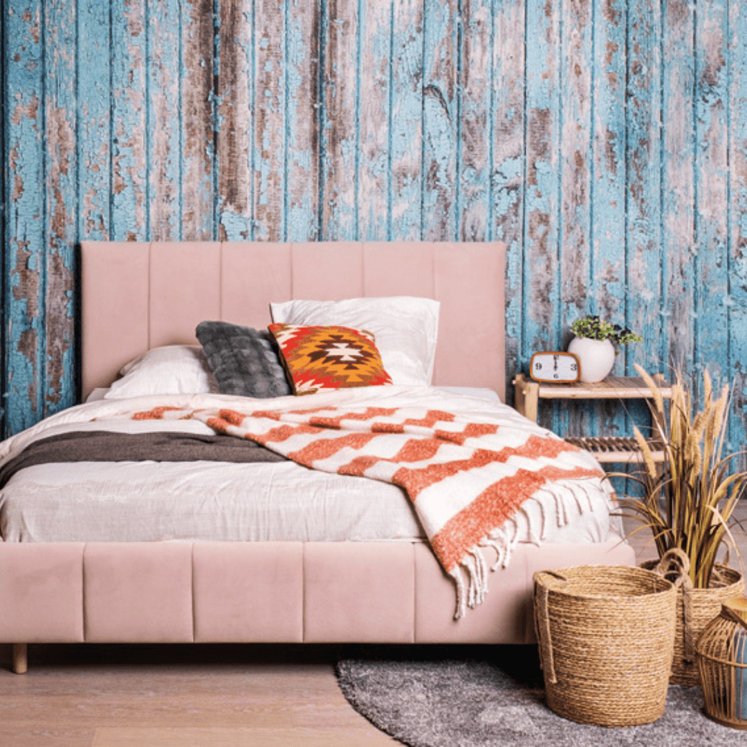 Stijlvolle slaapkamer met warm herfstdecor en roze bedframe, perfect voor een knusse herfstsfeer.