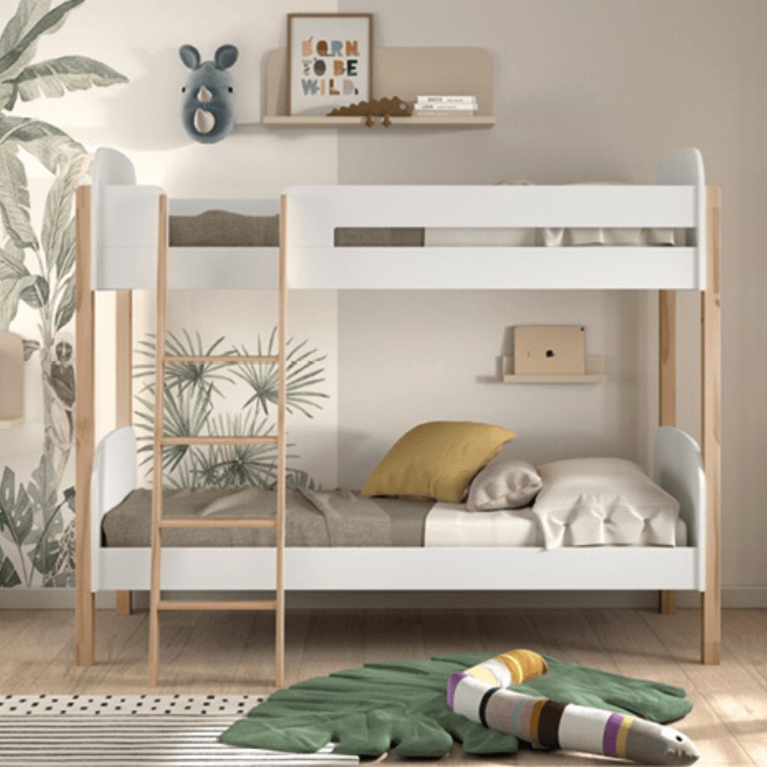 Trendy wit stapelbed in een speelse kinderkamer met houten accenten en jungle muurdecor.