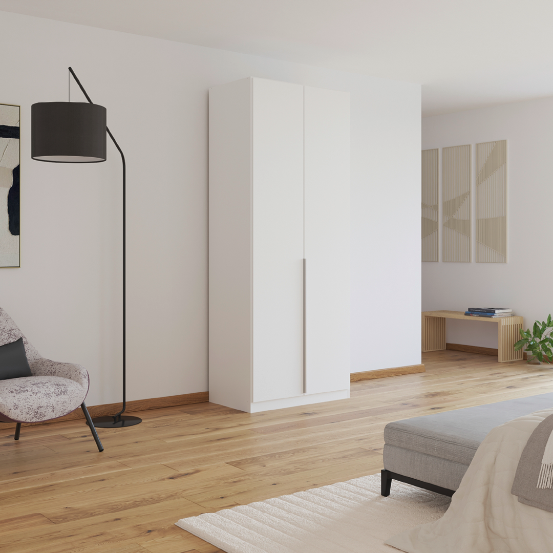Minimalistische witte kleerkast met twee deuren en een strakke handgreep in een moderne slaapkamer.