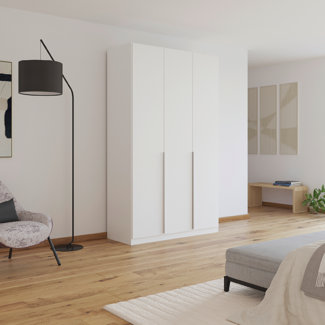 Minimalistische witte kleerkast met drie deuren en een strakke handgreep in een moderne slaapkamer.
