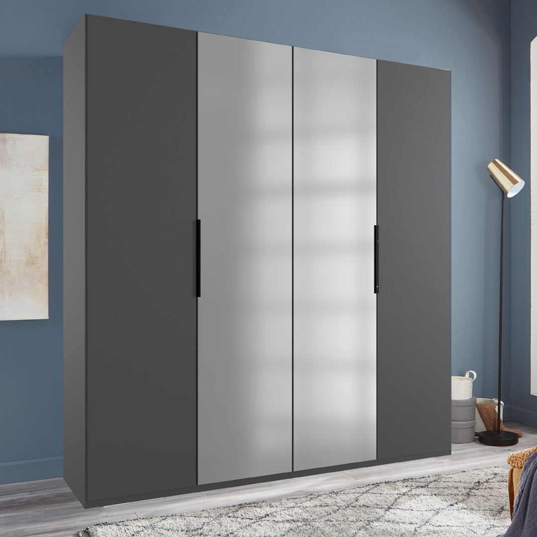 Donkergrijze kleerkast met vier deuren, waarvan twee met spiegel, en zwarte handgrepen in een moderne slaapkamer.