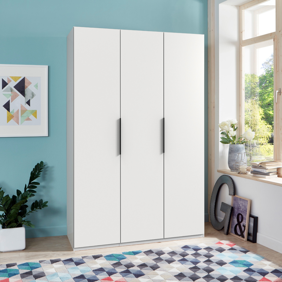 Strakke witte kleerkast met drie deuren en zwarte handgrepen, perfect voor een moderne slaapkamer.