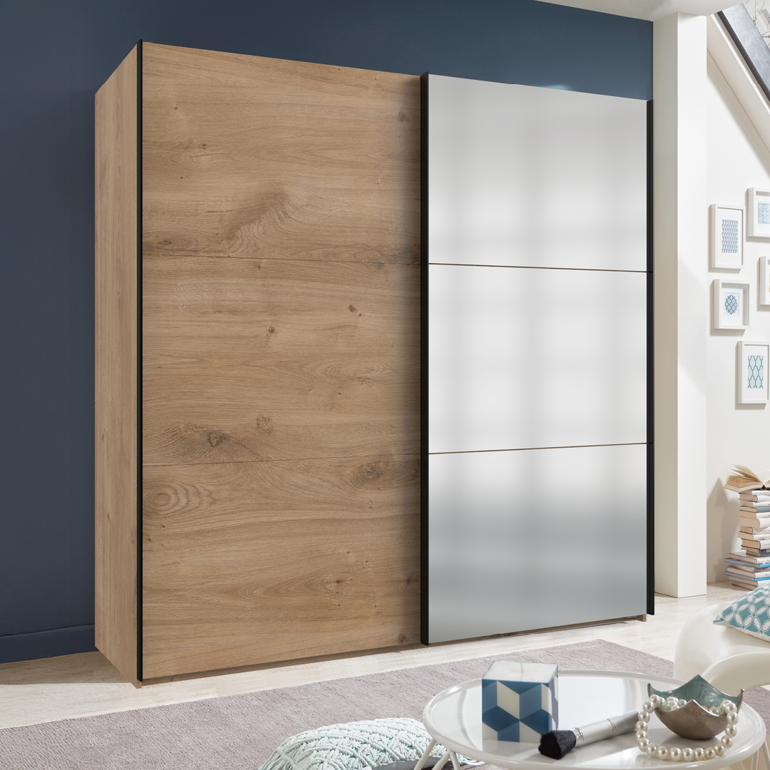 Schuifdeurkast met houtlook en een spiegelpaneel, gecombineerd met een modern interieur.