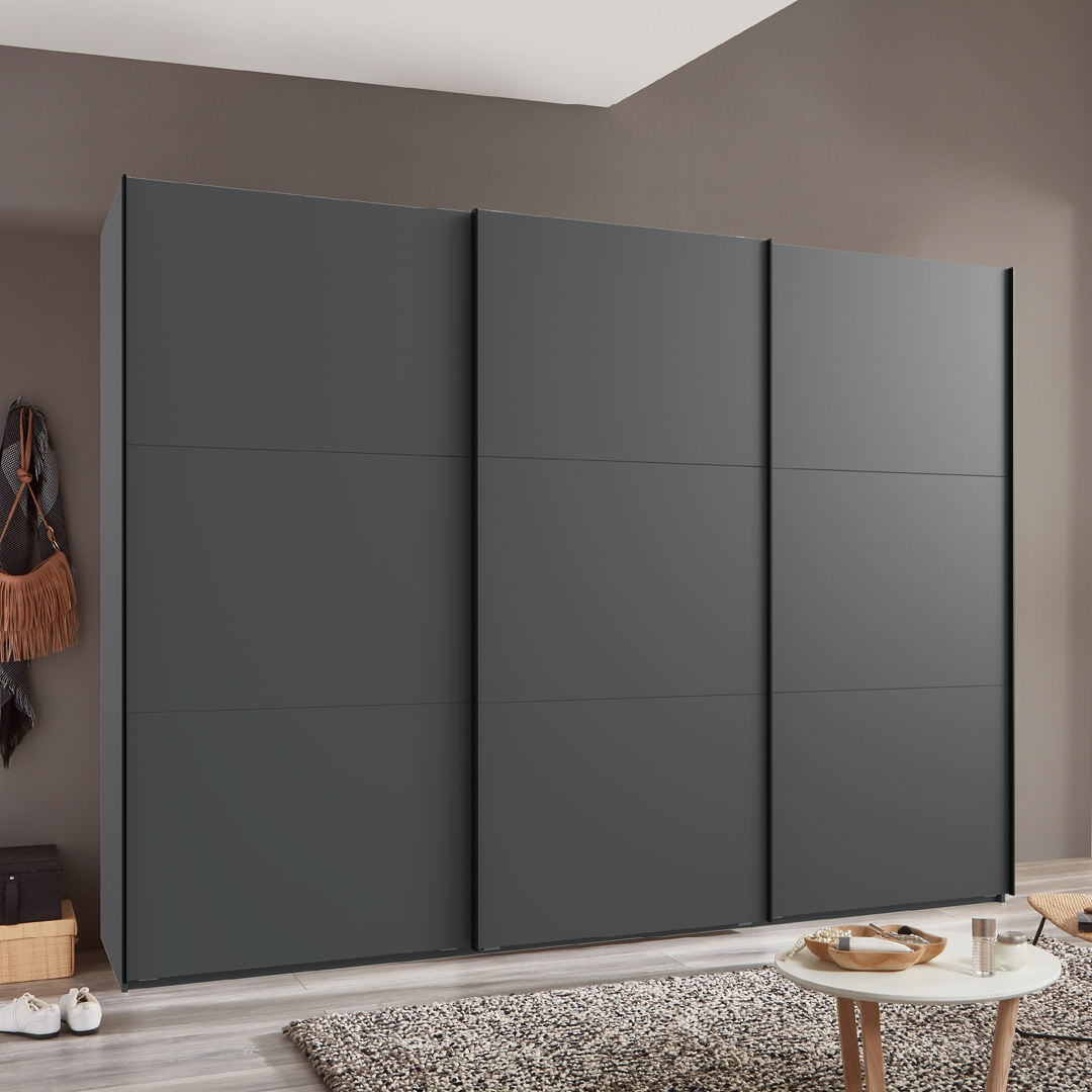 Strakke donkergrijze schuifdeurkast met drie brede panelen, perfect voor een minimalistische slaapkamer.