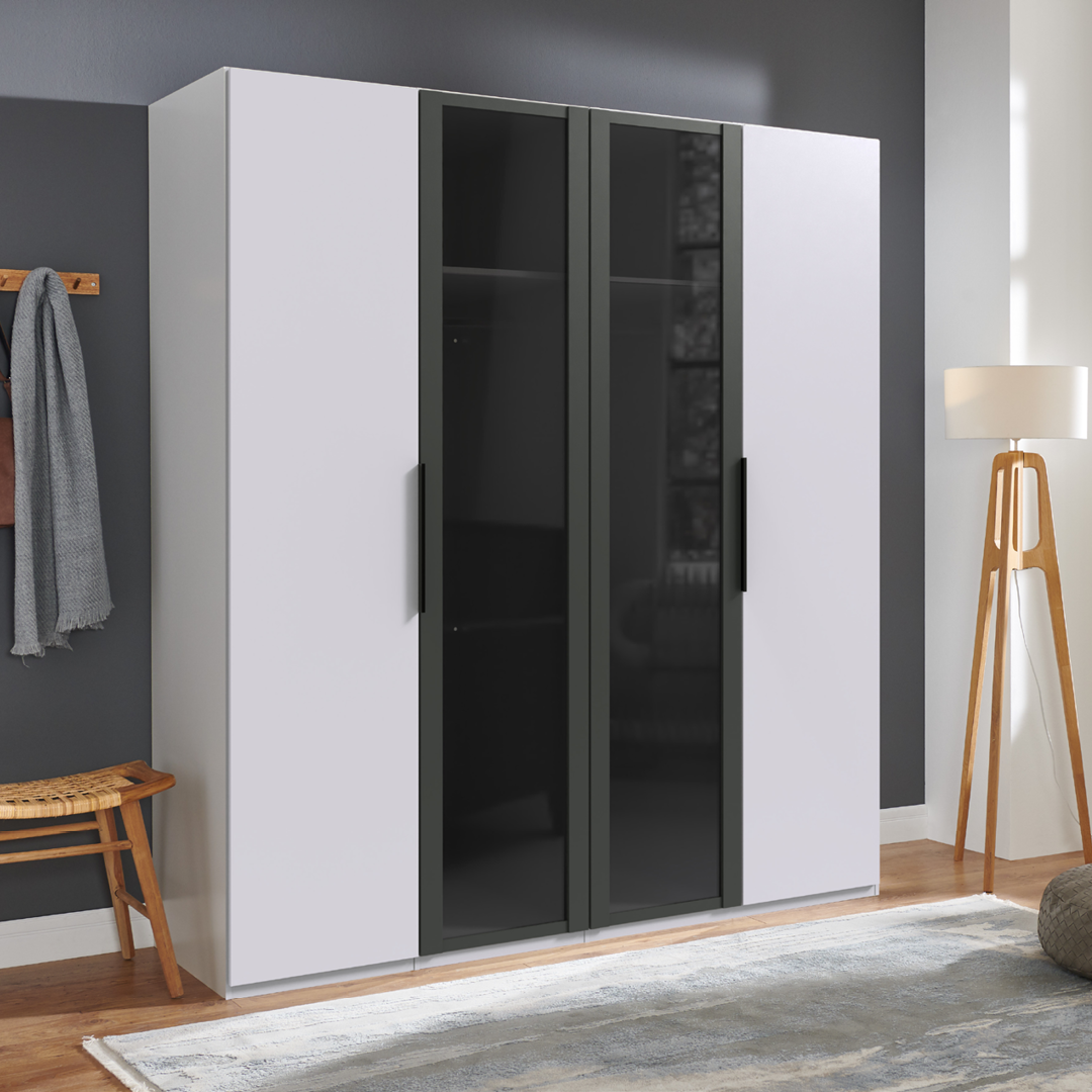 Moderne witte kleerkast met twee zwarte glazen deuren en strakke handgrepen, passend in een stijlvol interieur.