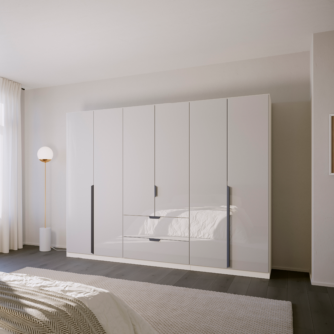 Hoogglans witte kleerkast met zes deuren, twee lades en zwarte handgrepen in een moderne slaapkamer.