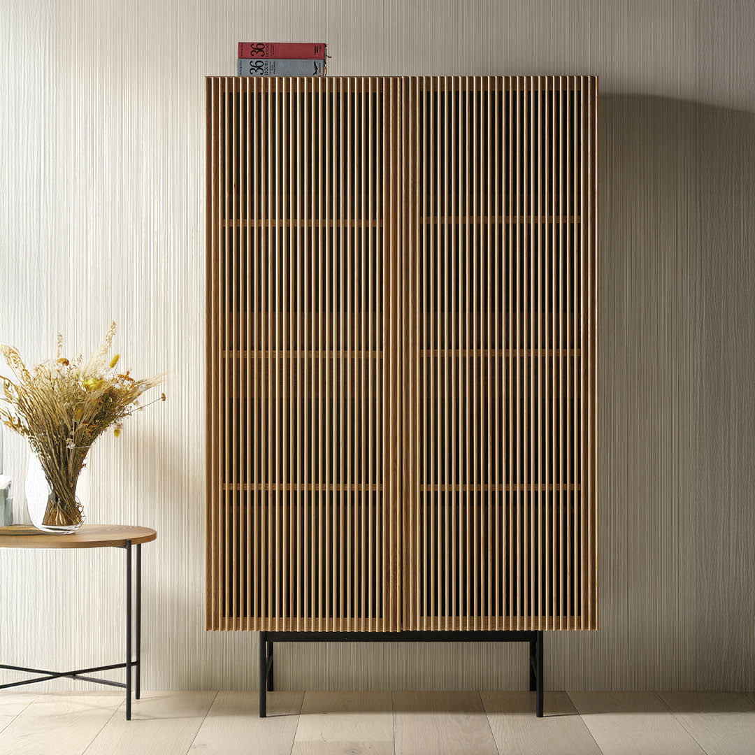 Unieke barkast met verticale houten latten en een luchtig design. Bevat 2 grote deuren met een verborgen opbergsysteem en een zwart metalen onderstel.
