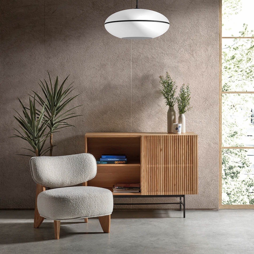 Lage barkast in hout met een speels lattenontwerp. Bevat een open vak, een deur en een breed opbergvak, ideaal voor een modern interieur.