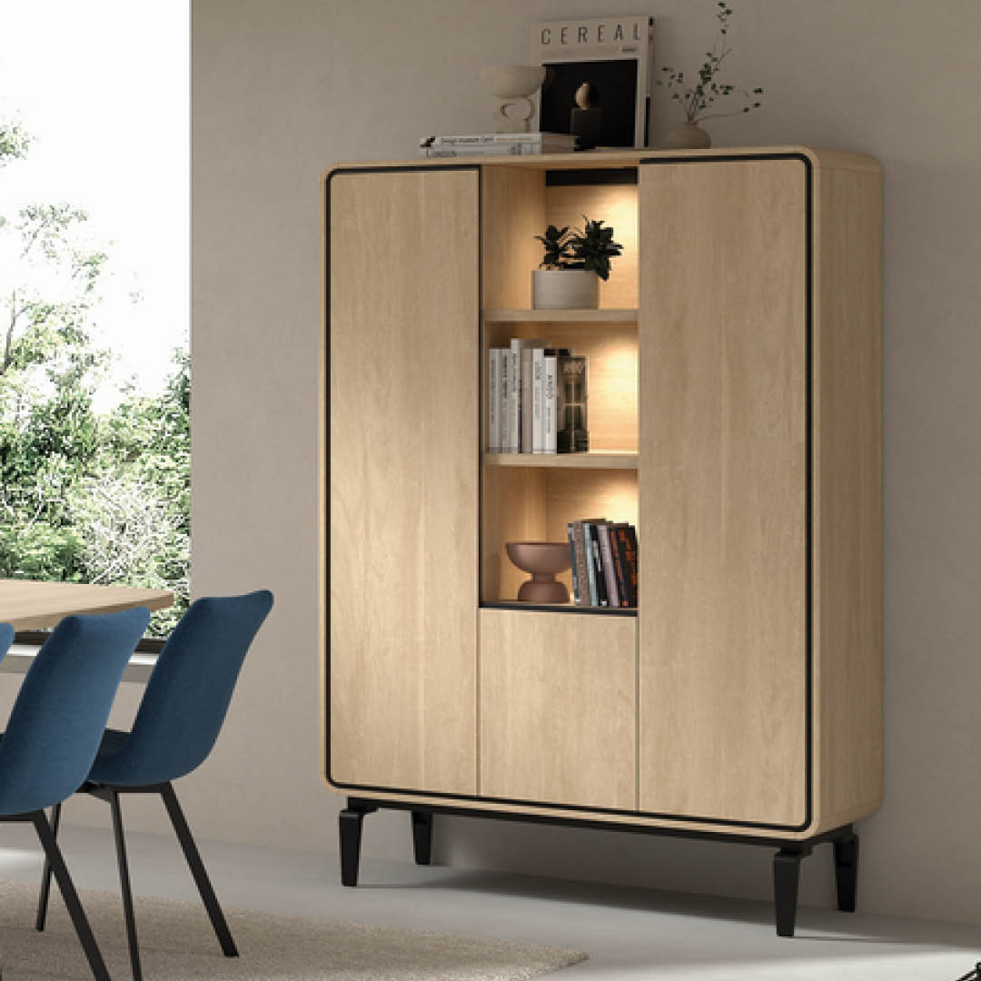 Elegant hoog dressoir in licht hout met afgeronde hoeken. Voorzien van 3 deuren, 2 lades en een open vak met warme LED-verlichting voor decoratieve accenten.