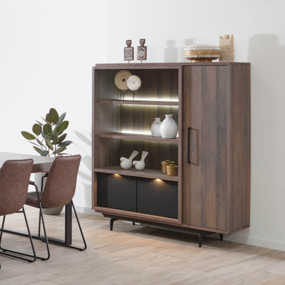 Stijlvolle barkast in donkere houttint met 3 open legplanken, een gesloten kast en 2 schuifdeuren onderaan. Voorzien van sfeervolle LED-verlichting.