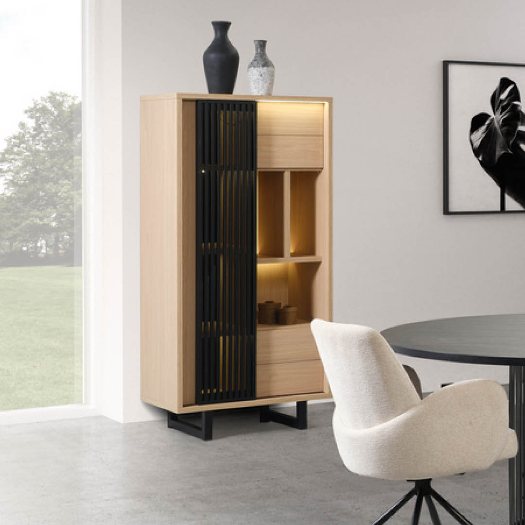 Industriële barkast in hout met zwarte accenten. Bevat 2 deuren, een lade en een open vak met LED-verlichting. Het functionele ontwerp combineert opbergruimte met een stijlvolle uitstraling.