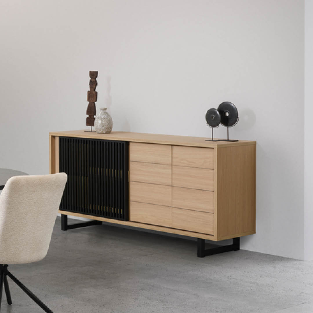 Buffet moderne avec une finition en bois clair, deux portes et une porte coulissante avec des lames noires. Ses pieds fins en métal lui confèrent une allure élégante.