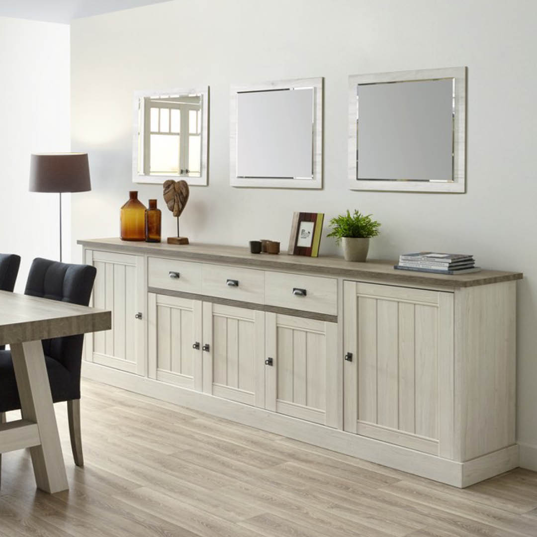 Buffet rustique en bois blanc avec cinq portes et trois tiroirs. Les portes à panneaux et les poignées en métal foncé offrent une touche authentique et chaleureuse, idéale pour un intérieur cosy et intemporel.