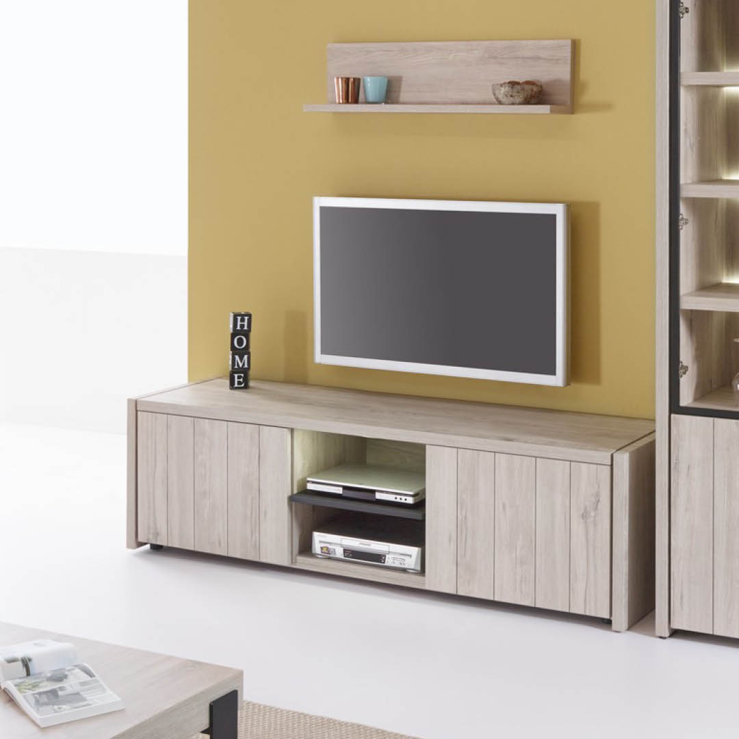 Stijlvol TV-meubel in een natuurlijke houttint, met 2 deuren en een open nis in het midden, ideaal voor media-apparatuur. Afgewerkt met een subtiel design voor een warme uitstraling.