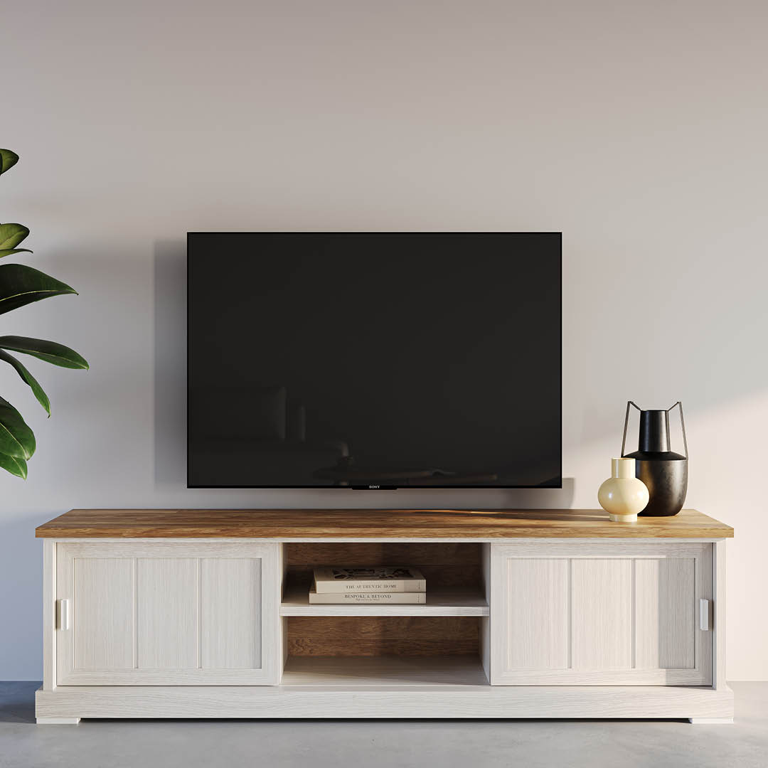 Klassiek TV-meubel met een wit gelakt frame en een massief houten blad. Voorzien van 2 schuifdeuren en een open nis in het midden, perfect voor accessoires of een mediabox.