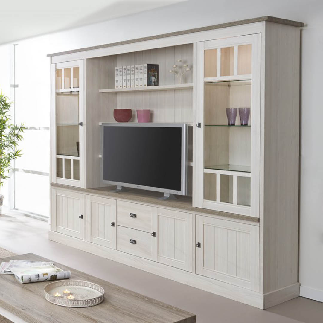 Buffet mural rustique en bois blanc avec une finition naturelle. Il dispose de deux portes vitrées coulissantes en bas, de six niches ouvertes avec éclairage LED intégré et d’une structure robuste au design intemporel.