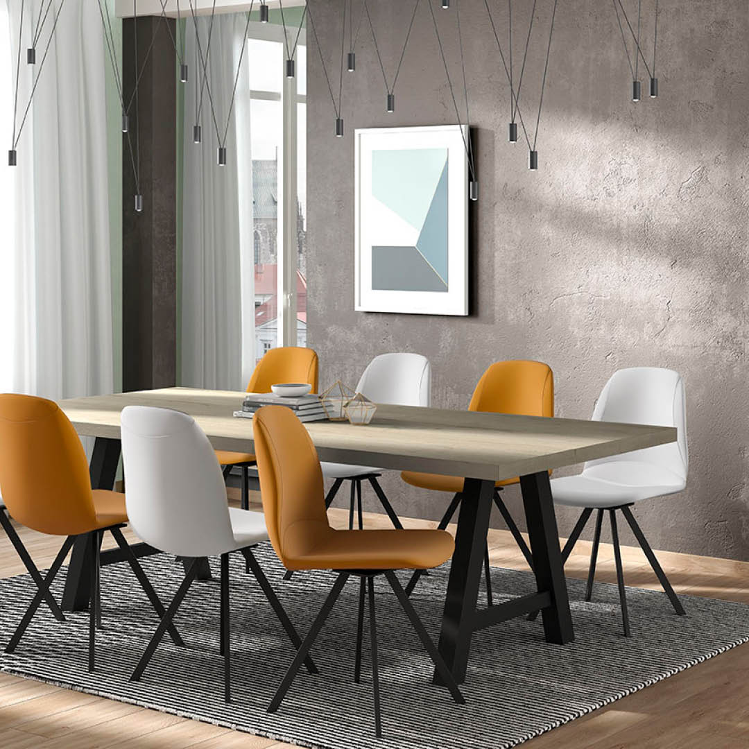 Gestoffeerde stoelen in wit en okergeel met afgeronde rugleuning en zwarte poten.